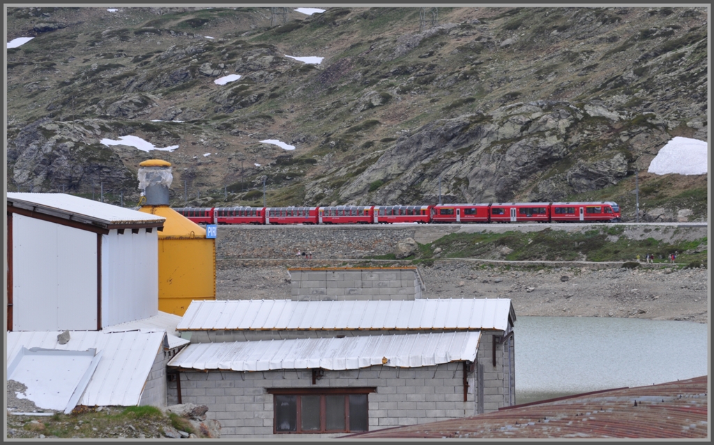 BerninaExpress 951 mit ABe 8/12 3504 nach Ospizio Bernina nahe dem sdlichen Seeende. (15.06.2011)