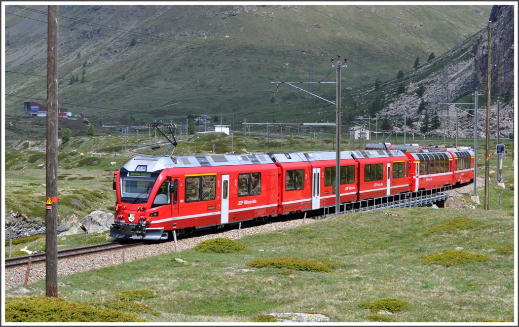 BerninaExpress 951 mit ABe 8/12 3503  Carlo Janka  oberhalb von Bernina lagalb. (21.06.2012)