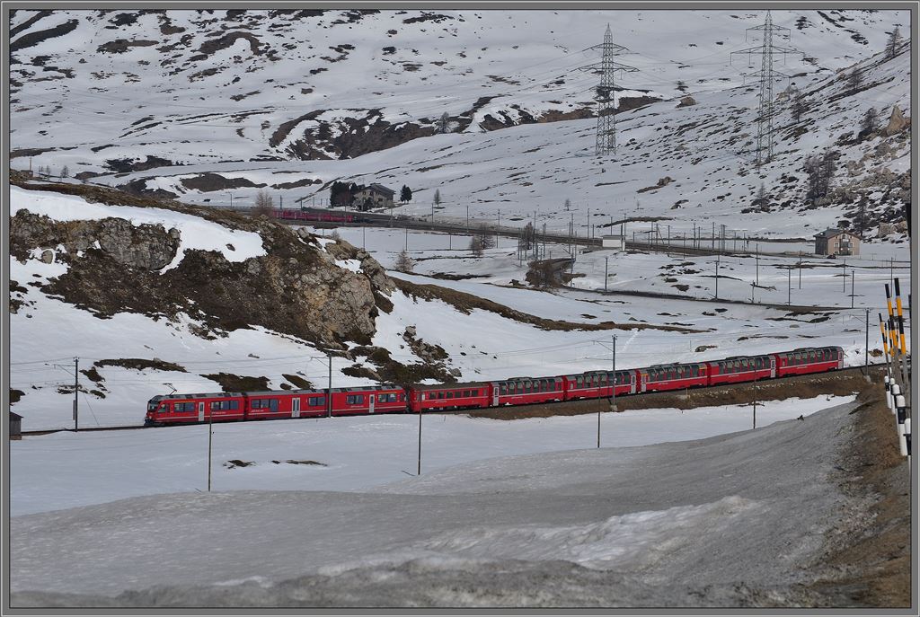 Berninaexpress 953 hat in Bernina Lagalb den R1640 gekreuzt und kommt jetzt zur Alp Bondo. (18.04.2013)