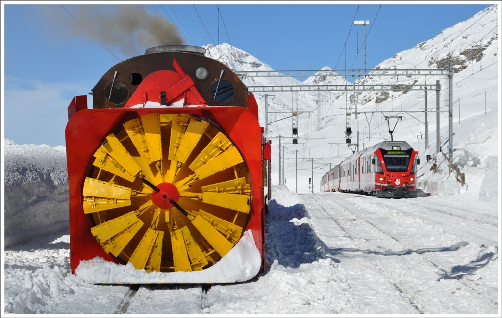 BerninaExpress 955 mit Allegra ABe 8/12 3505  Giovanni Segantini  trifft in Ospizio Bernina ein und die X rot d9213 macht Mittagspause. (26.02.2011)