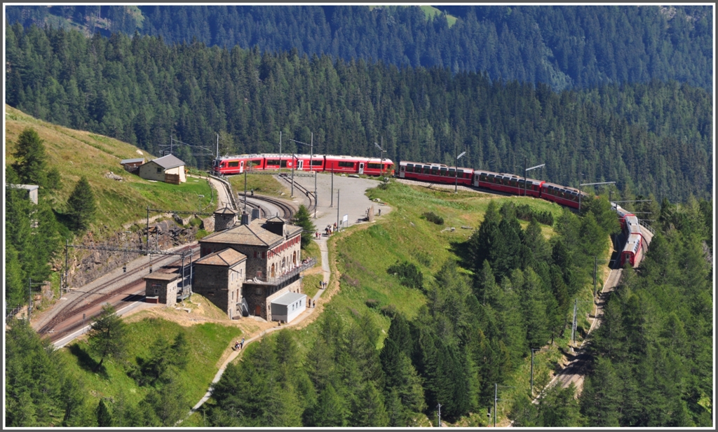 BerninaExpress 960 fhrt in Alp Grm ein. (11.08.2012)