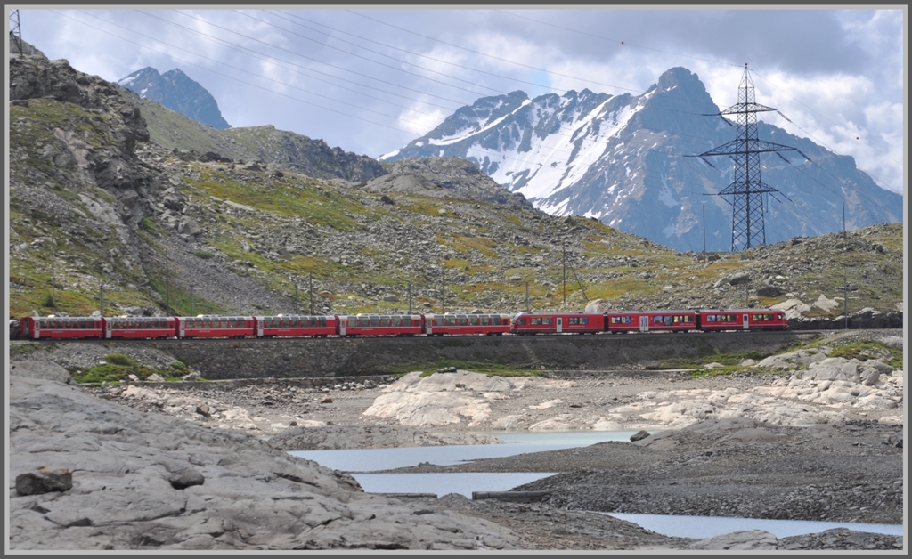 BerninaExpress 961 mit ABe 8/12 3510 hat das Seeende erreicht und beginnt den Abstieg nach Alp Grm. (15.06.2011)