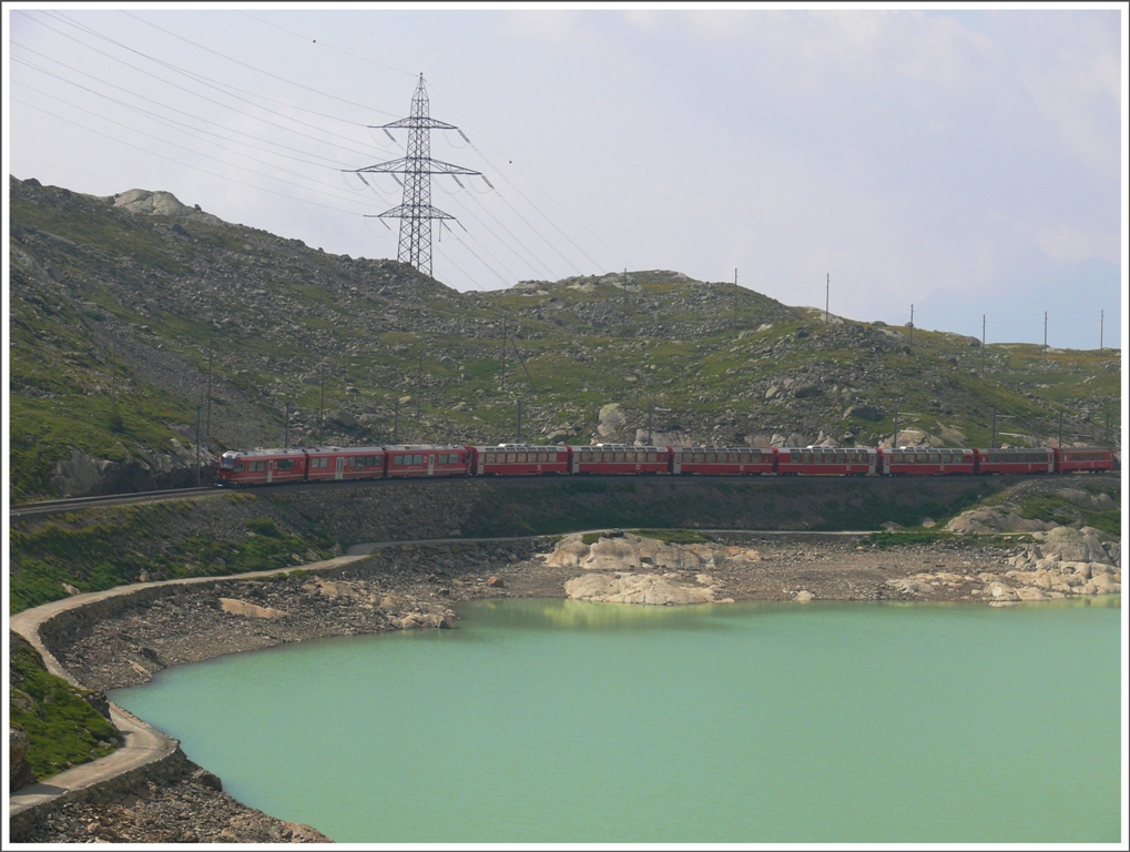 BerninaExpress 970 aus Tirano mit ABe 8/12 hat das Seeende erreicht und wird in Krze in Ospizio Bernina durchfahren. (14.07.2010)