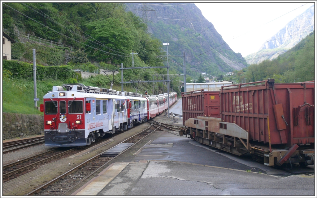 BerninaExpress 971 mit ABe 4/4 III 51  Poschiavo  und 54  Hakone  trifft im Grenzbahnhof Campocologno ein. (08.05.2010)
