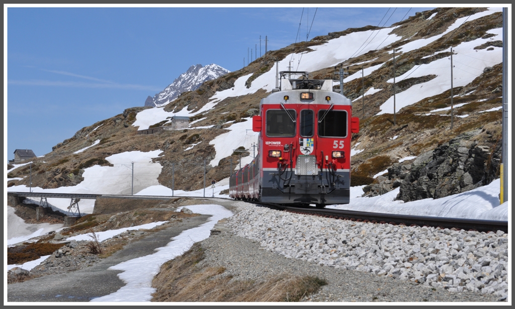 BerninaExpress 973 mit ABe 4/4 III 55  Diavolezza  und 56  Corviglia  zwischen Ospizio Bernina und Alp Grm. (15.05.2012)