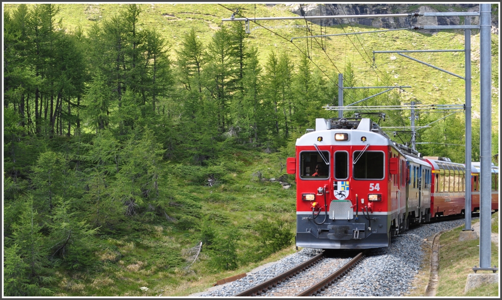 BerninaExpress 975 mit ABe 4/4 III 54  Hakone  und 53  Tirano  oberhalb von Alp Grm. (11.08.2012)