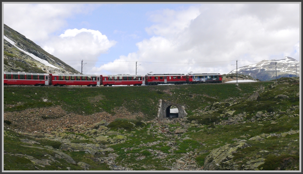 BerninaExpress 976 wird von den beiden ABe 4/4 55  Diavolezza  und 54  Hakone  bergwrts gezogen und befindet sich unterhalb von Ospizio Bernina. (15.06.2011)