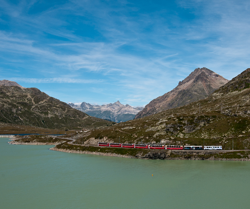 Berninaexpress am 10. August 2011 bei Ospizio Bernina.