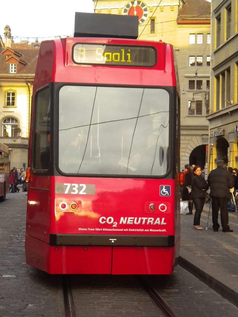 Bernmobil Be 4/8 732 trgt wie jedes Tram und wie jeder Bus die Aufschrift: Co  NEUTRAL 
                  Dieses Tram fhrt klimaschonend mit Elektrizitt aus
                  Wasserkraft.                                