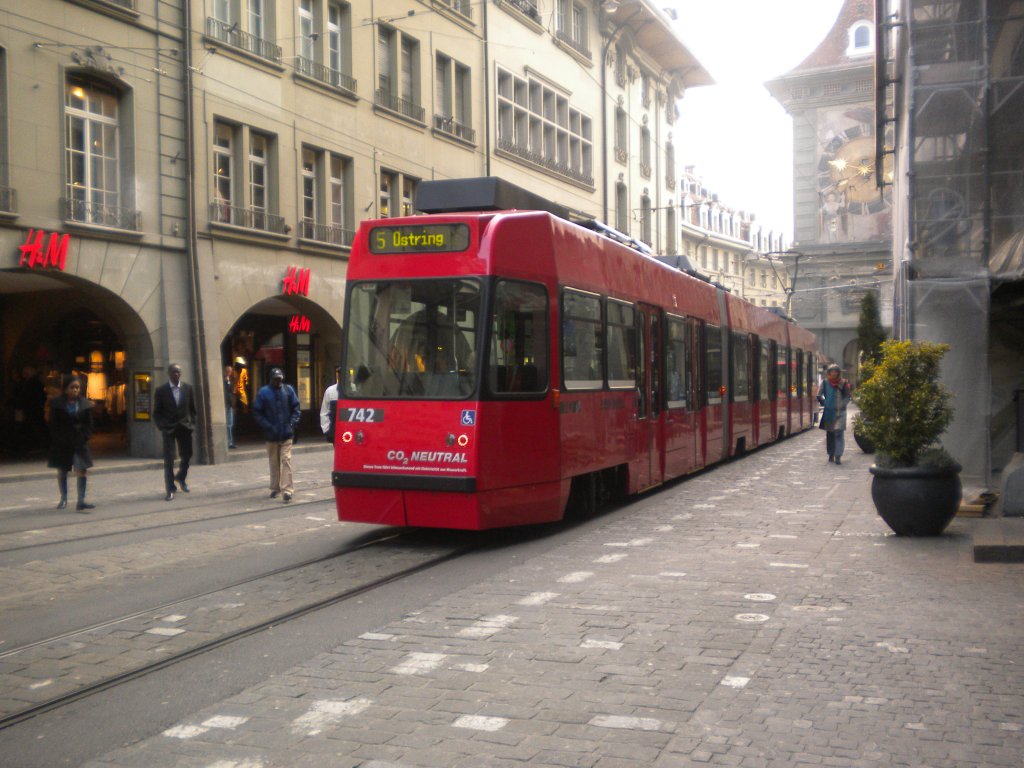 Bernmobil Be 4/8 742 beim Zytglogge. 17.04.2010