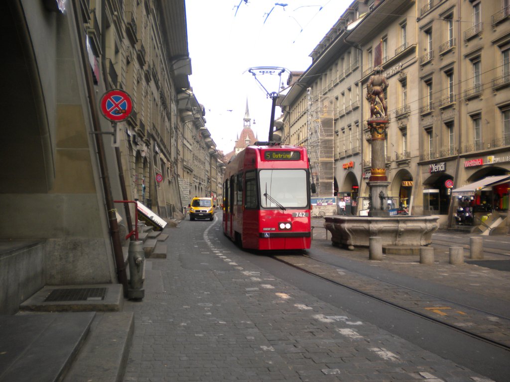Bernmobil Be 4/8 742 in der Marktgasse. 17.04.2010