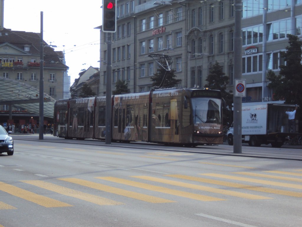 Bernmobil Combino Be 4/6 753 mit Werbung fr den Kursaal auf dem Bubenbergplatz. 18.09.2010