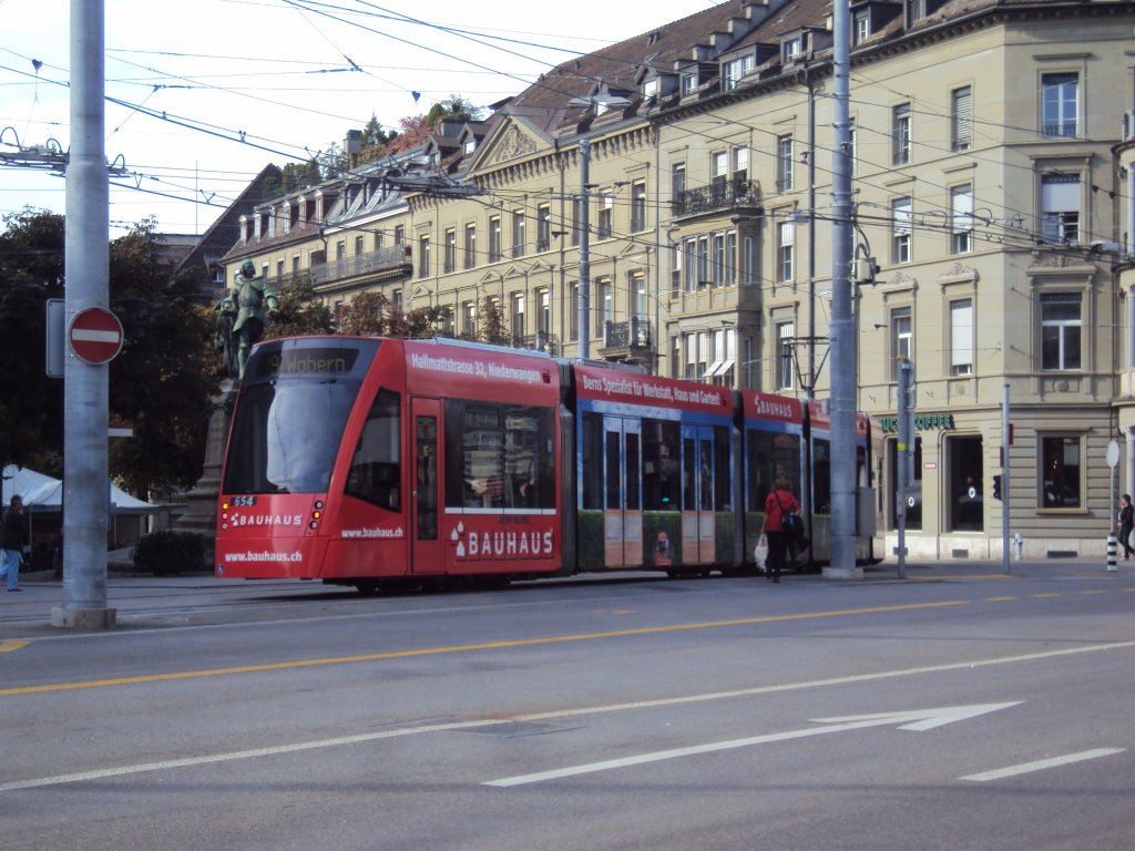 Bernmobil Combino Be 6/8 654 mit Vollwerbung fr Bauhaus zwischen Bahnhof und Hirschengraben. 18.09.2010