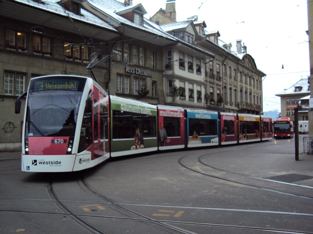 Bernmobil Combino Be 6/8 670 mit Werbung frs Westside beim Zytglogge. 27.11.2010