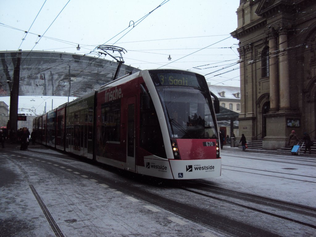 Bernmobil Combino Be 6/8 670 mit Werbung frs Westside  am Bahnhof. 27.11.2010