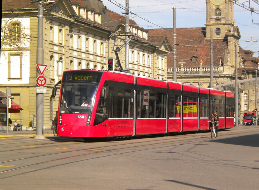 Bernmobil Combino Classic Be 6/8 658 auf dem Bubenbergplatz. 29.03.2010