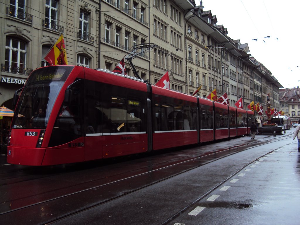 Bernmobil Combno Be 6/8 653 in der Spitalgasse, im Hintergrund sieht man einen fr Moonliner werbenden Gasautobus. 01.05.2010 