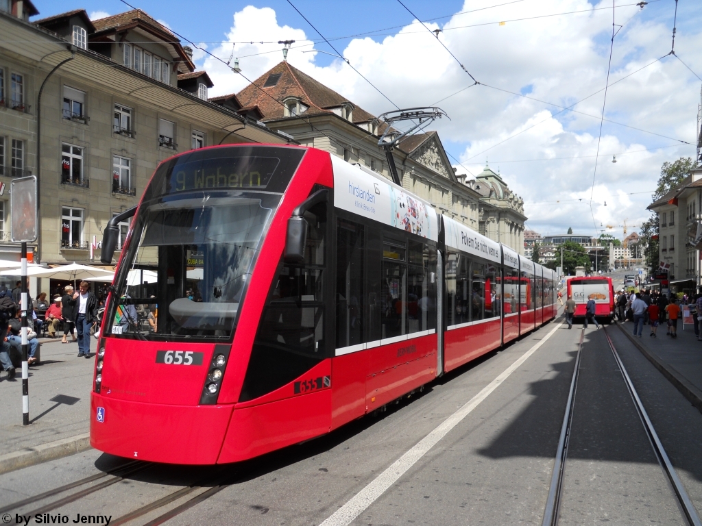 BernMobil Nr. 655 (Be 6/8 ''Combino Classic) am 3.8.2010 beim Zytglogge