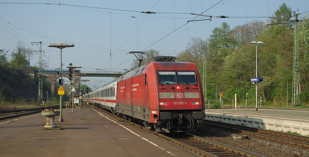 berraschend kam am 21.04.2011 die 101 032-1 mit einem IC als Umleiter aus Kassel durch Eichenberg in Richtung Gttingen.