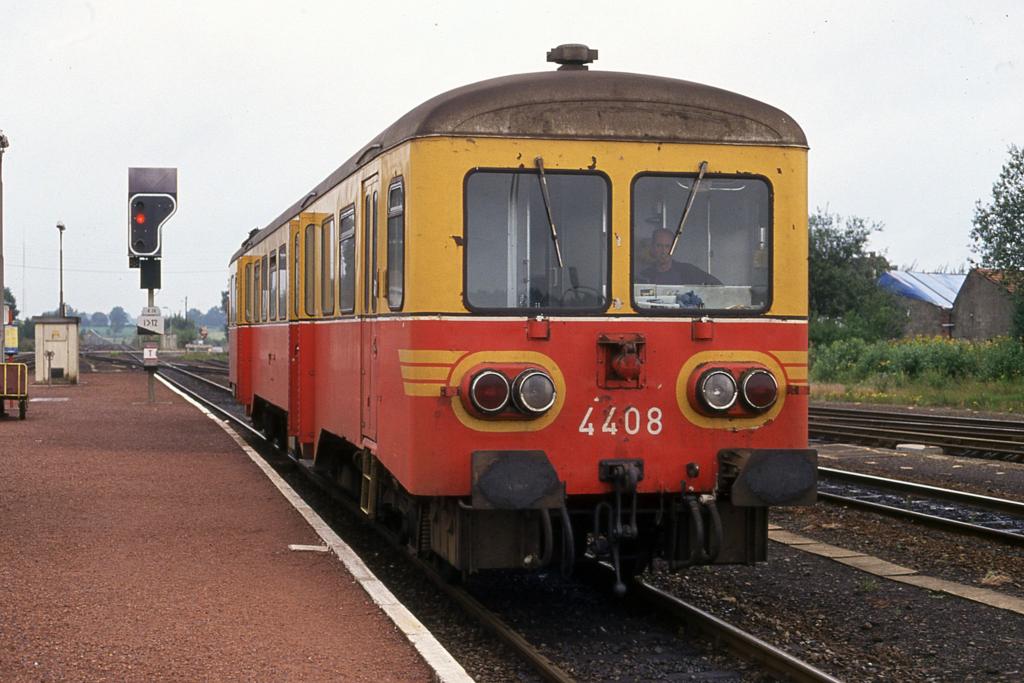 Bertrix am 9.8.1998
Abfahrbereit um 7.50 Uhr steht Altbau Triebwagen
AM 4408 am Bahnsteig.