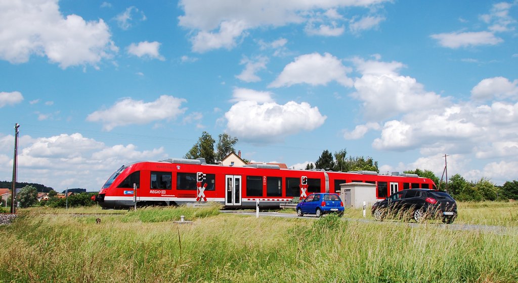 Beschrankter Bahnbergang in Birkenfeld. ber ihn fhrt gerade ein LINT-Triebwagen, der in Markt Erlbach beheimatet ist.