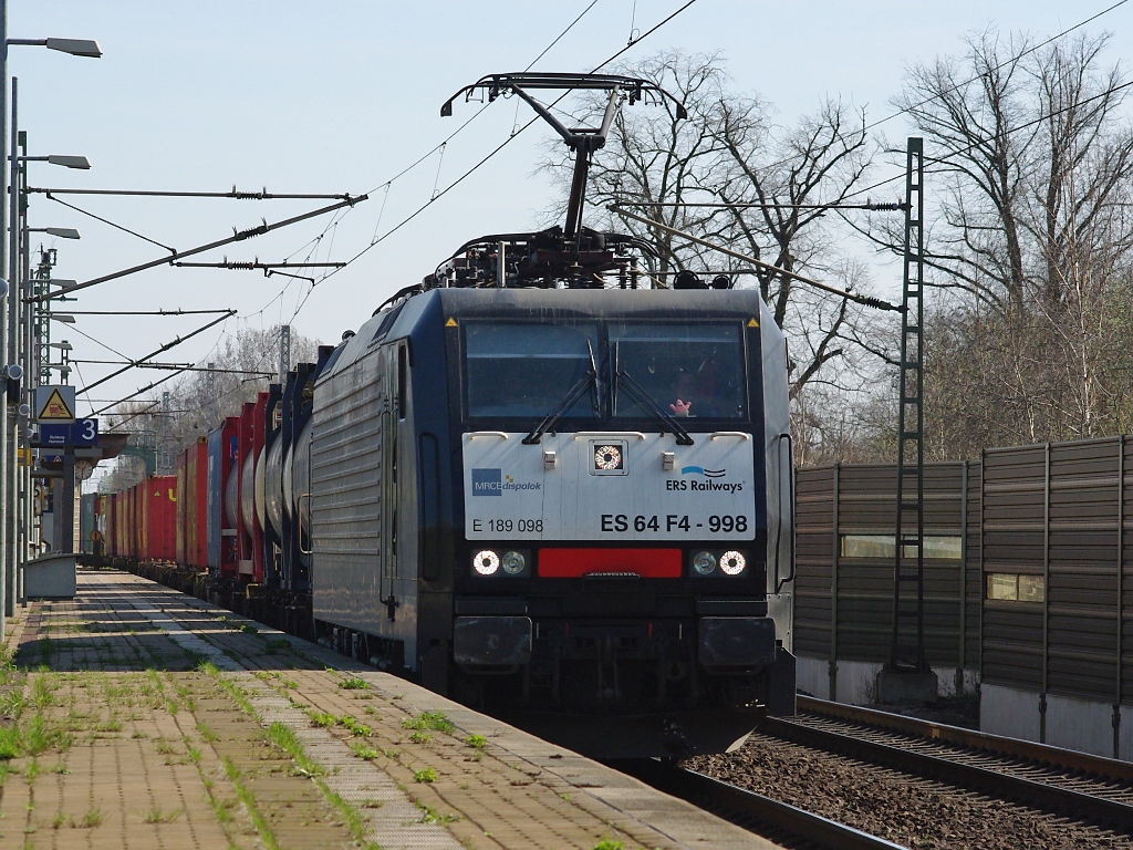 Besondere Aufmerksamkeit verdient, bei der 189 098 (ES 64 F4-998), das kleine Maskottchen im Frontfenster. Hier kam sie mit einem Containerzug in Richtung Wunstrof durch Dedensen-G�mmer. Aufgenommen am 02.04.2011.