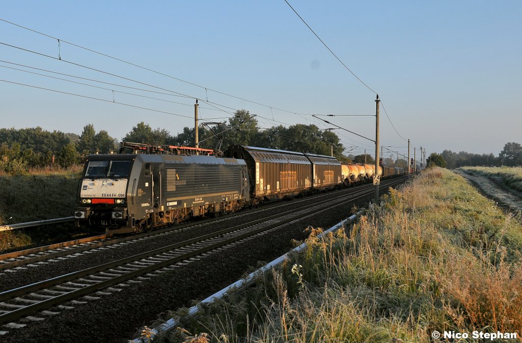 Besser kann der Tag nicht beginnen. Die ersten Sonnenstrahlen begleiten die Schenker-Mietlok ES 64 F4-094 mit ihrer gemischten Fuhre nach Seddin (B 72 bei Priort 14.10.10)
