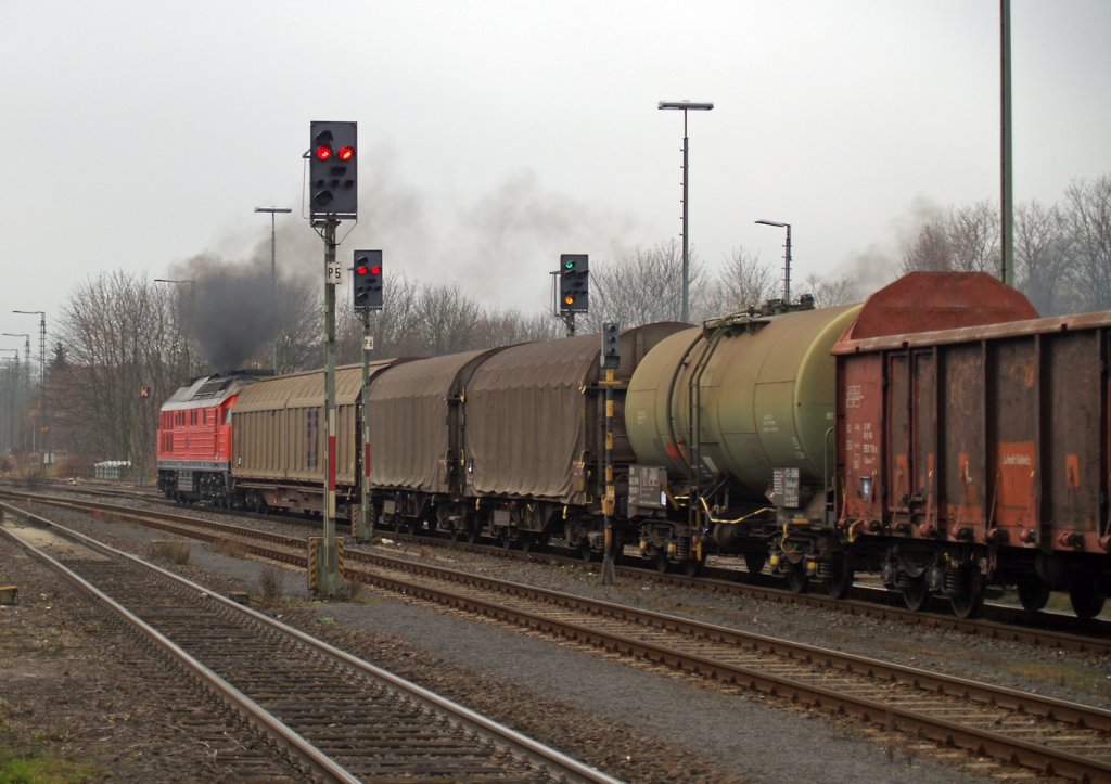 Besser qualmen kann eine 44er eigentlich auch nicht als so eine 232er beim Anfahren, wie hier im Bahnhof Marktredwitz am trben 18.11.2008.