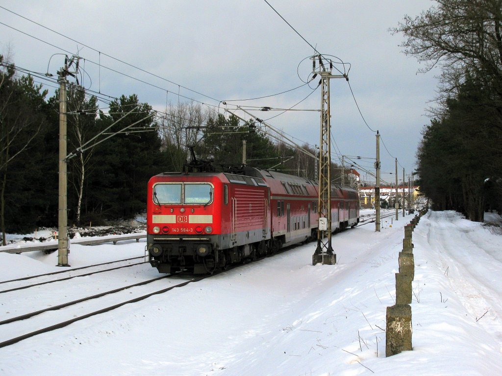  Bestensee 21  wirft seine Schatten voraus, links zu sehen, wie der Wald bereits zerlegt wird um die Bahnstrecke auszubauen. Auerdem: 143 564-3 mit der wegen dem hohen Schadbestand ausgednnten RB 14 Garnitur (nur 3 Wagen) nach Nauen mit 20 Minuten Versptung. (03.02.)