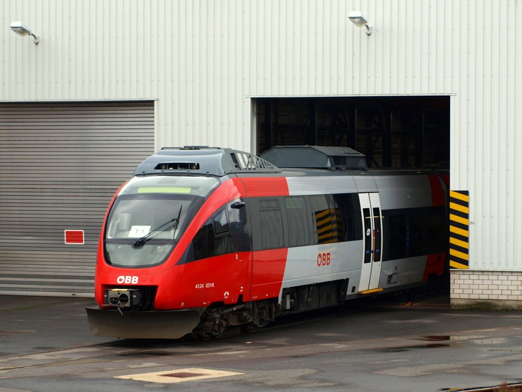 Besuch aus �stereich, im Bombardier-Werk in Aachen steht 4124 031-8, ein Talent-Zweisystemtriebfahrzeug in einer Werkhalle. Das Bild wurde am 26.08.2010 durch den Zaun von der Krantzstrasse aus gemacht.