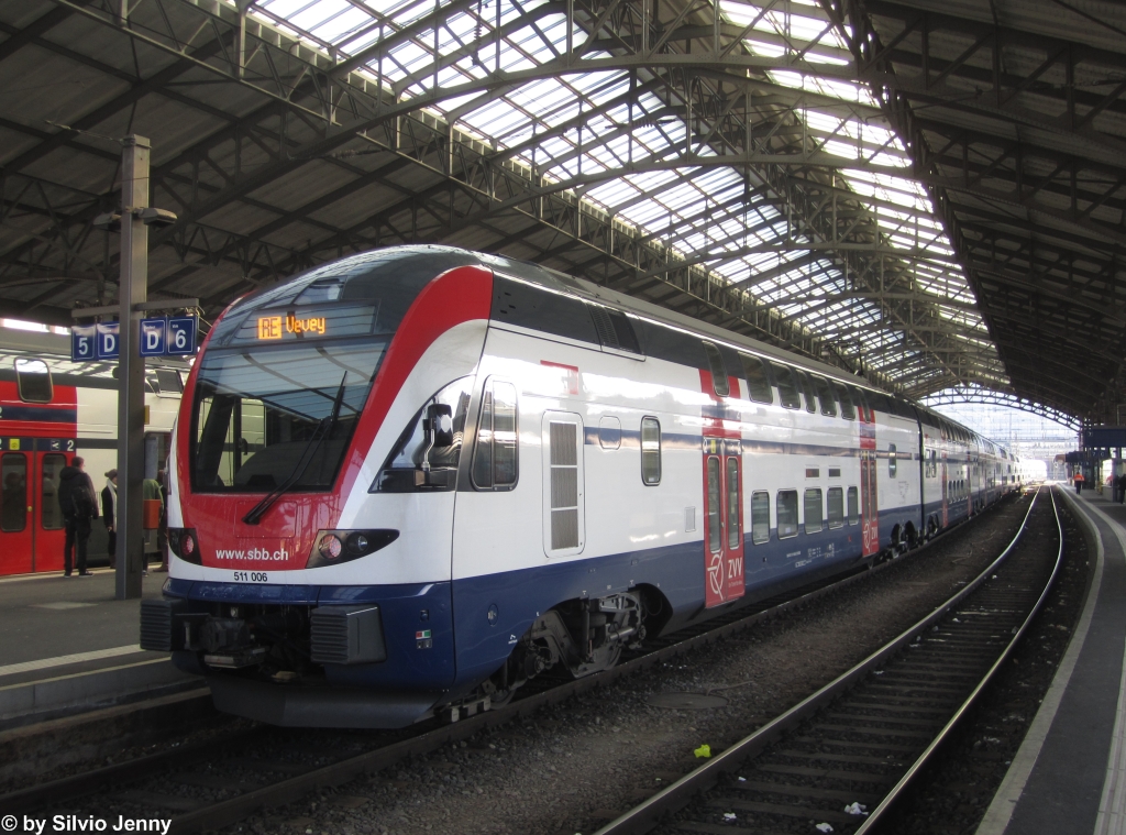 Besuch aus Zrich II: Infolge einer Entgleisung in Genf und einer Kollision in Genf-Flughafen waren in der 2. Mrzhlfte 3 RV-Dosto in der Romandie ausser Betrieb. Um diesem Rollmaterialmangel entgegen zu wirken wurde der ZVV-farbene RABe 511 006 fr kurze Zeit in den Westen entsandt, wo ich ihn am 14.3.2013 in Lausanne als RE 2711 nach Vevey fotografierte.