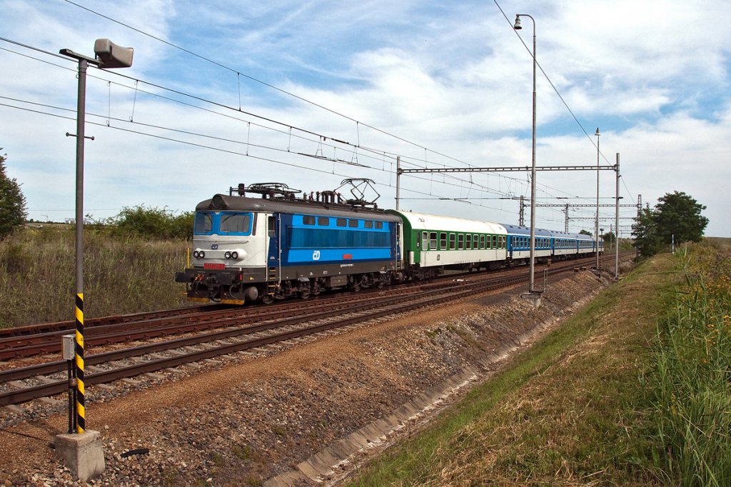 Besuch beim Nachbarn: CD 242 209 ist mit R 808 nach Brnn unterwegs. Die Aufnahme entstand kurz vor dem Bahnhof Zajeci, am 16.08.2012.
