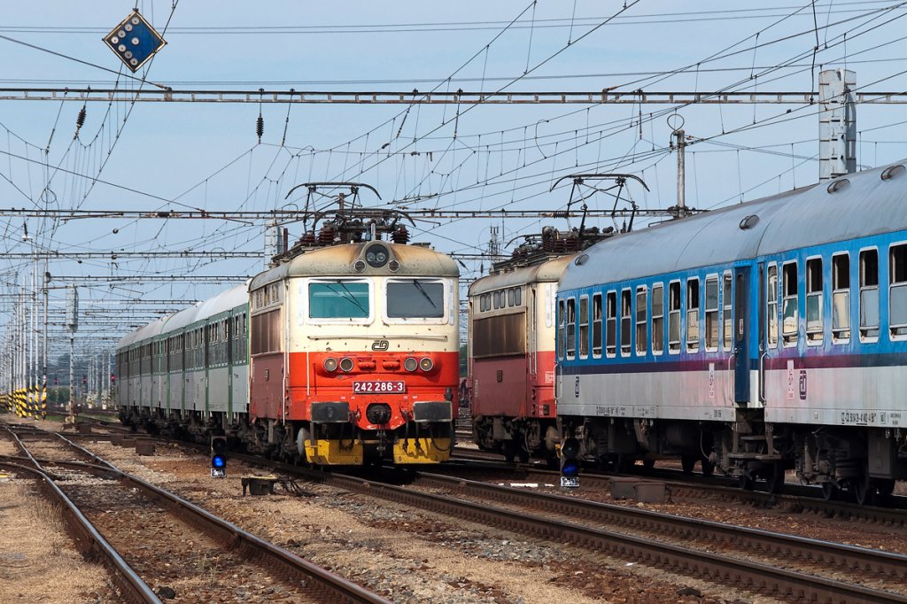 Besuch beim Nachbarn, oder Baureihe 242 Treffen in Breclav: CD 242 286 erreicht mit Os 4621 in Krze den Bahnhof in Breclav. Die Aufnahme entstand am 16.08.2012.
