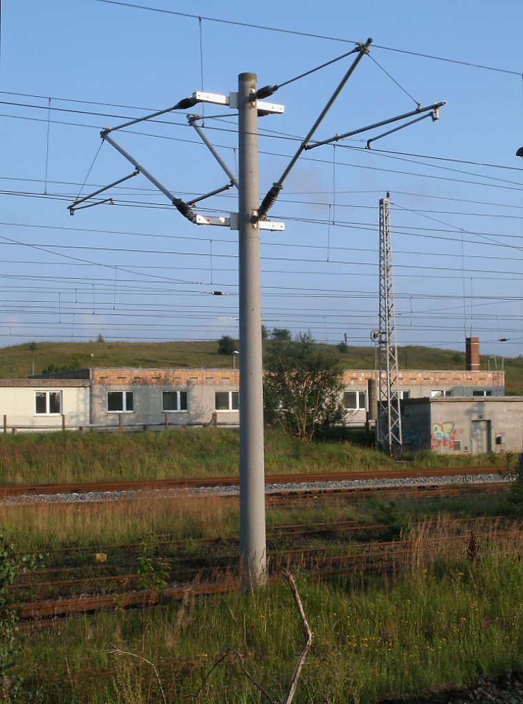 Betonfahrleitungsmast mit drei Auslegern,am 13.August 2011,in Bergen/Rgen.