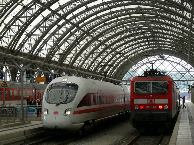 Betrieb in der Sdhalle Dresden Hbf: Fahrgastwechsel am EC 379 Ostssebad Binz - Brno (Brnn); auf Gleis 2 ist der ICE 1549 aus Frankfurt(Main) eingefahren und auf Gleis 3 steht abfahrbereit RB 17662 nach Elsterwerda-Biehla geschoben von 143 116; 09.08.2010
