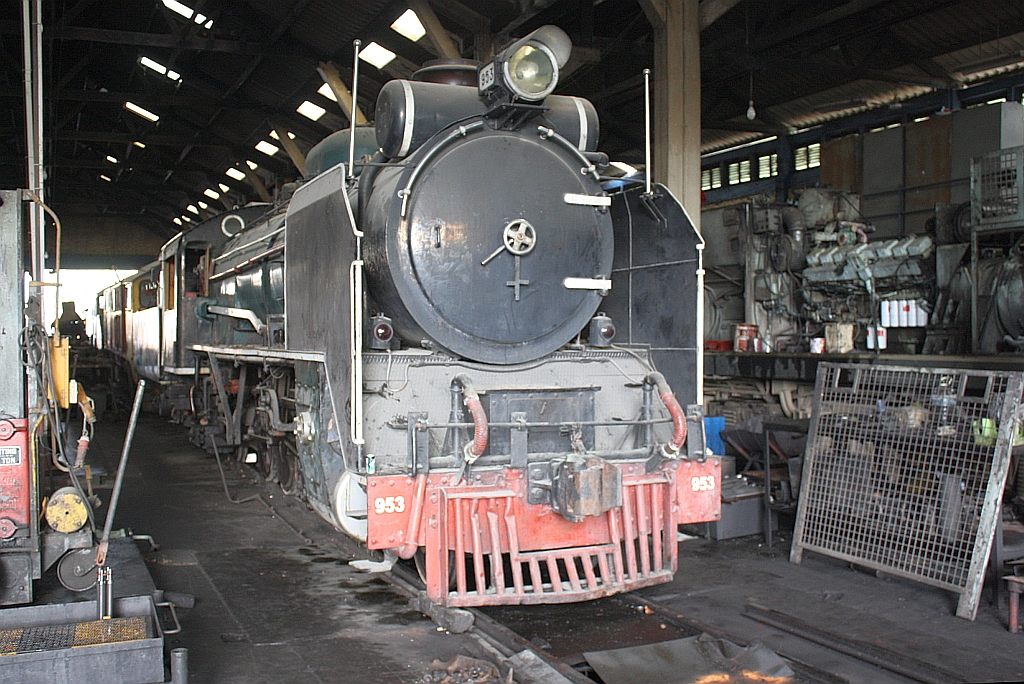 Betriebsbereite 953 (1'D1'-h2, Hitachi, Bauj. 1950, Fab.Nr. 2051) am 15.Nov. 2012 im Depot Thon Buri.