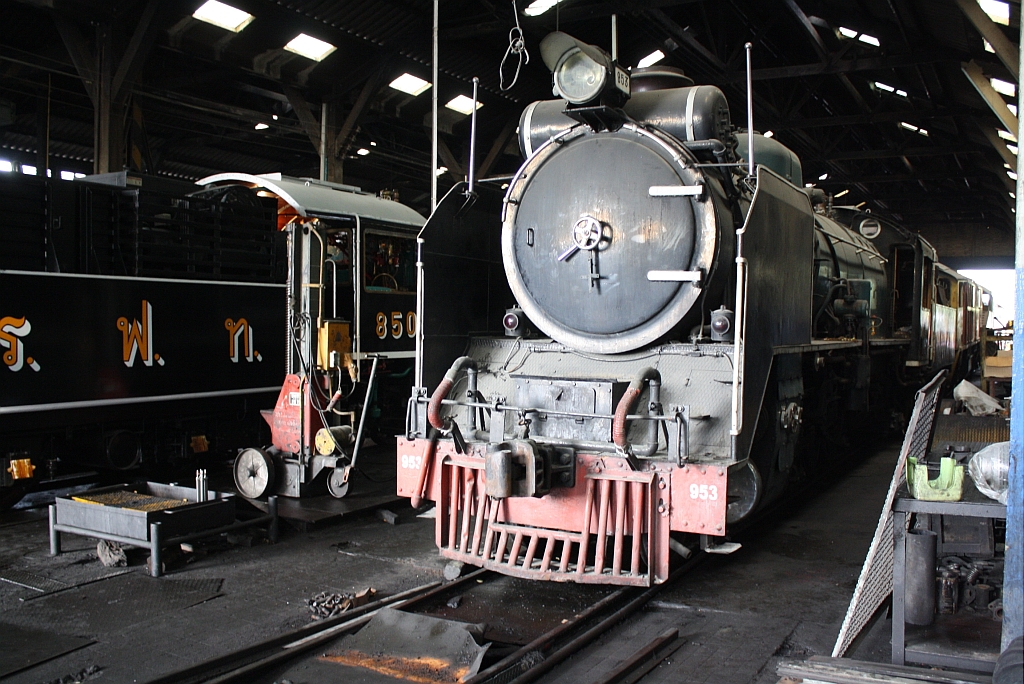 Betriebsbereite 953 (1'D1'-h2, Hitachi, Bauj. 1950, Fab.Nr. 2051) am 15.Nov. 2012 im Depot Thon Buri. Im Hintergrund die hauptausgebesserte 850.

