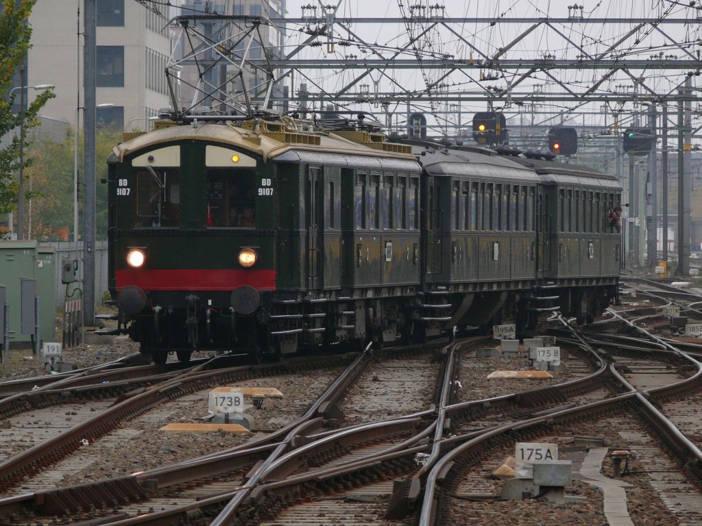 Betriebsnummer: NS 9107
Hersteller: Beijnes, Haarlem
Typ: Mat '24/mBD/type 1
Serie: BD 9101-9130
Bauart: Bo' Bo'
Baujahr: 1926

Einfahrt Utrecht CS am 28.10.2007