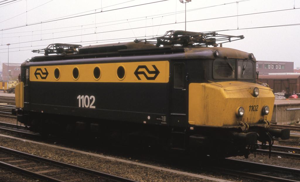 Betriebspause fr die NS Elektrolok 1102 am 9.11.1987 im
Bahnhof Hengelo.