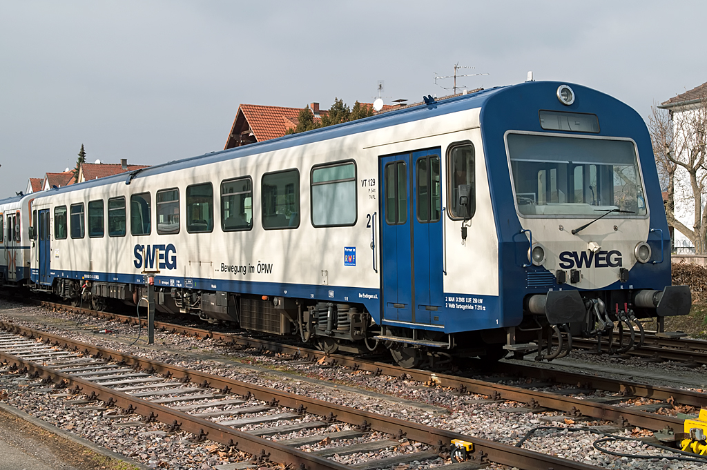 Betriebsruhe im Bw Endingen der SWEG: VT 129 ( 95 80 0626 129-0 D-SWEG ), blicherweise auf der Kaiserstuhlbahn unterwegs, abgestellt am Rande des Bahnhofs Endingen a.K. Ex BOB, HzL VT 61, Baujahr 1993.