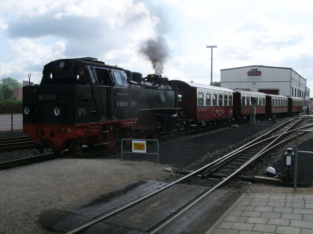 Bevor 99 2323,am 28.Mai 2011,in Bad Doberan an ihren Zug fuhr,wurden noch ein paar Verstrkungswagen mit angehngt.