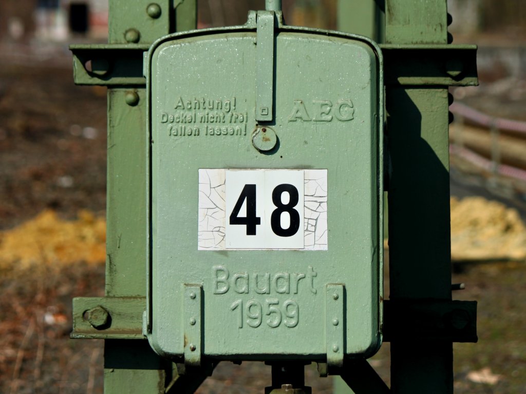 Bevor er abgebaut wird, ein Schalterkasten an einem Mast in Aachen West, die neuen Masten liegen schon bereit. (20.03.2012)