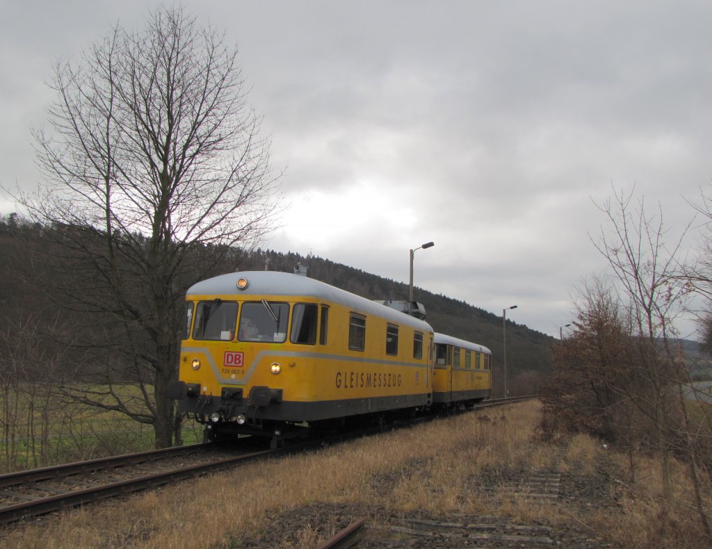Bevor es als NbZ 94022 zurck nach Naumburg (S) Hbf ging, zogen die beiden Gleismesstriebwagen 726 002-9 + 725 002-0 von DB Netz Instandhaltung noch bis hinter das Esig vom Bf Nebra in Richtung Wangen (U); 12.03.2012