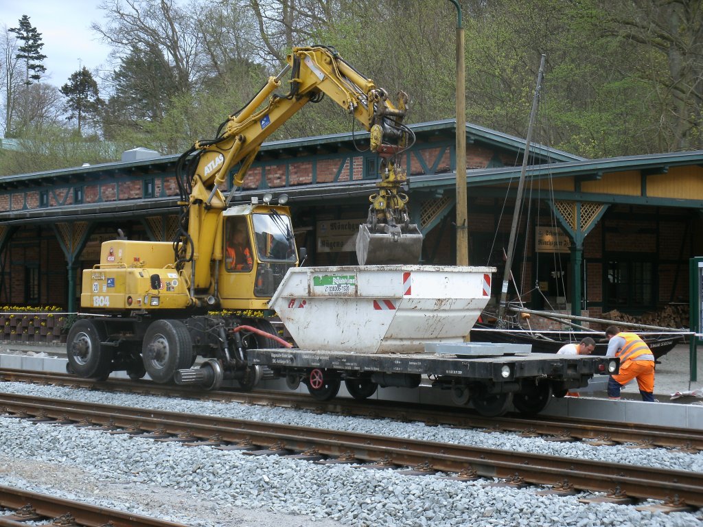 Bevor es,am 27.April 2012,in den wohlverdienten Feierabend ging hie� es in G�hren erst einmal aufr�umen.Damit es schneller mit dem Aufr�umen ging half dieser Zweiwegebagger.