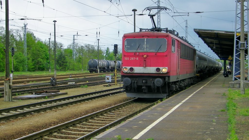 bevor gleich der Regenschauer niederging, zog die 155 267-8 einen kurzen Kesselzug durch den Bahnhof Ruhland Richtung Hoyerswerda (10.5.2013)  
