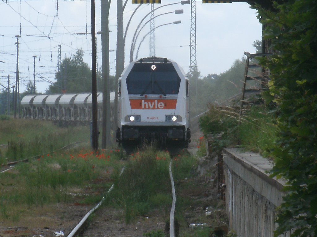 Bevor hier die Frage gestellt wird: Aufnahme im Gleisbereich ja oder nein ?  kann ich die Frage nur verneinen als ich,am 24.Juni 2013,die hvle Maxima V490.3 in Bergen/Rgen fotografierte. 