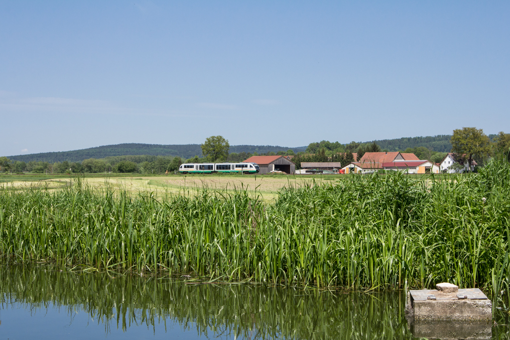 Bevor der Himmel am 19.5.13 zuzog,nochmal die letzten Sonnenstrahlen genutzt.Die VBG 81121 nach Schwandorf an einem Weiher bei Nabburg.