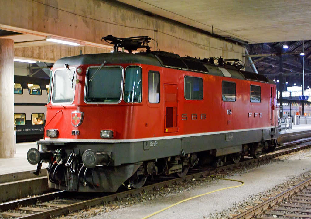 Bevor ich in hinten den IR 1951 nach Zrich umsteige muss ich erst noch eine meiner Lieblingsloks ablichten: Die SBB Re 4/4  - 11156 (Re 420 156) ist am 29.09.2012 (1:08 Uhr) im Bahnhof Basel SBB abgestell. Diese Lok ist die erste aus der 2. Bauserie. Diese Bo'Bo' Universallokomotiven haben eine Leistung von 4700 kW (6320 PS) und eine Hchstgeschwindigkeit von 140 km/h, in der Schweiz ist nicht Hchstgeschwindigkeit  sondern Leistung das entscheidende.