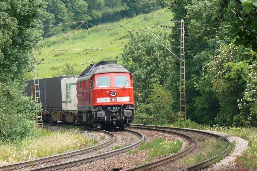 Bevor das letzte Teilstck zwischen dem Bahnhof Montzen und dem Gemmenicher Tunnel elektrifiziert wurde, pendelten die 241er regelmssig zwischen Aachen-West und Montzen, hier 241 803-6 in der Steigung auf deutscher Seite bei Reinartzkehl am 14092008.

