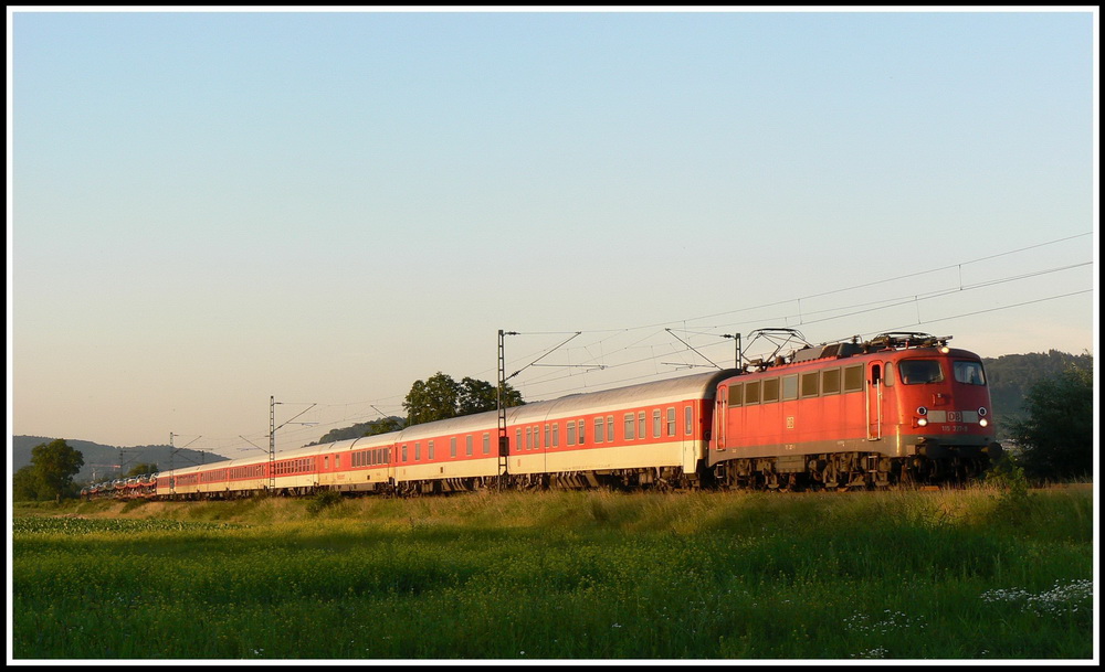 Bevor die letzten Lichtstrahlen verschwinden, eilt 115 327 mit ihrem AZ 13373 bei Grosachsen-Heddesheim Richtung Sden, um die Urlauber nach Italien zu bringen.